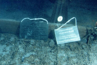 Wrack der Titanic - nachträglich abgelegte Gedenkplaketten auf der Brücke