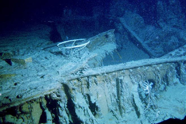 Wrack der Titanic - Kristallleuchtergestell einer Deckenlampe