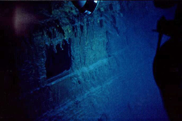 Wrack der Titanic - Fenster zum Promenadendeck auf der Backbordseite