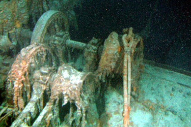 Wrack der Titanic - dampfmaschinenenbetriebene Ankerkettenmechanik auf dem Vordeck