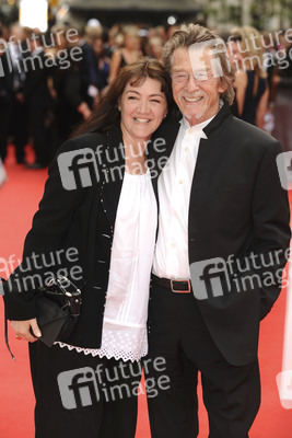 John Hurt mit Begleitung