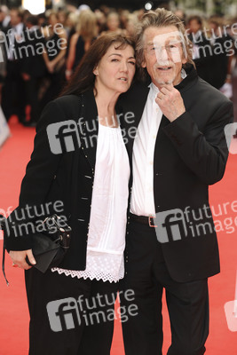 John Hurt mit Begleitung