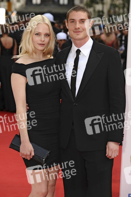 John Partridge mit Begleitung