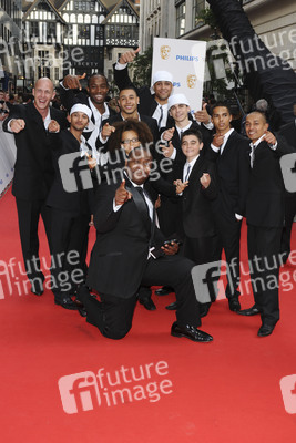 Lenny Henry mit Tanzensemble Diversity