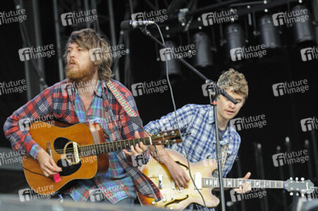 Robin Pecknold, Skyler Skjelset