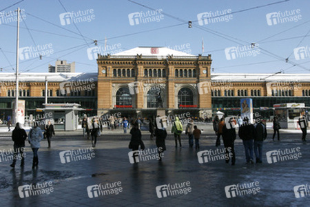 Hauptbahnhof und Ernst-August-Denkmal