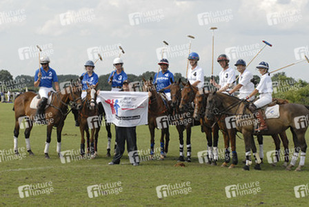 Die beiden Teams mit Julia Malik, Bettina Hoy, Rosalind Baffoe, Markus Majowski, Heino Ferch und Marie-Jeanette Steinle