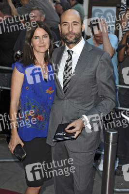 Mark Strong mit Begleitung