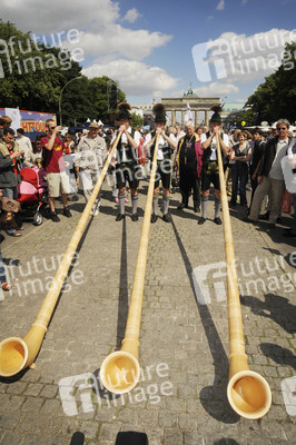 Alphorn-Bläser vor dem Brandenburger Tor