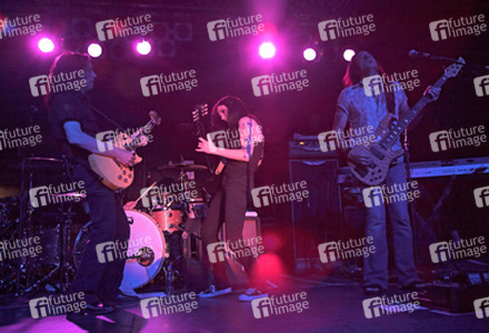 Dolores O’Riordan (The Cranberries) mit Band
