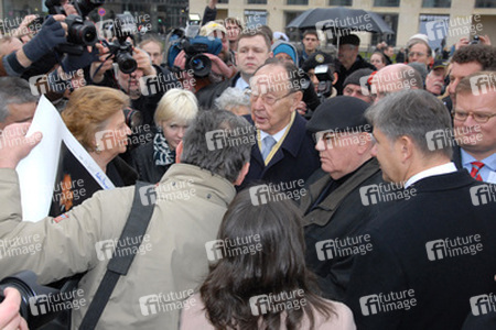 Barbara und Hans-Dietrich Genscher, Michail Gorbatschow mit Enkeltochter Anastasia Virganskaya, Klaus Wowereit