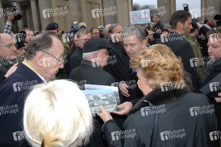 Barbara und Hans-Dietrich Genscher, Michail Gorbatschow mit Enkeltochter Anastasia Virganskaya, Klaus Wowereit