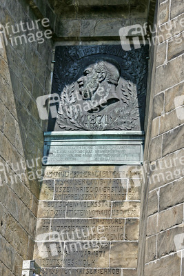 Kaiser Wilhelm Gedenktafel am Sockel des Denkmals