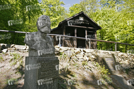 Ernst von Bandel Büste vor Bandel-Hütte