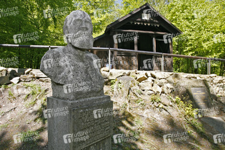 Ernst von Bandel Büste vor Bandel-Hütte