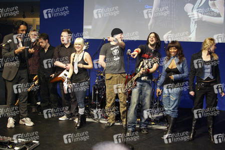 Cherno Jobatey und Jeanette mit ihrer Band