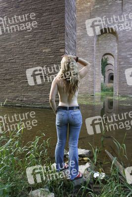 Unter der Brücke / Under the Bridge