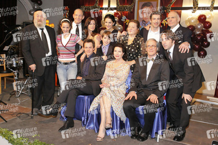 Johannes Zirner, Gudrun Landgrebe, August Zirner, Dieter Landuris (vordere Reihe v.l.), Rolf Hoppe, Sharon Brauner, Mikchael Mendl, Natalia Avelon, David Orthen, Mariella Ahrens Castell, Marianne Sägebrecht, Gedeon Burkhard, Hans Peter Hallwachs (hintere Reihe v.l.)