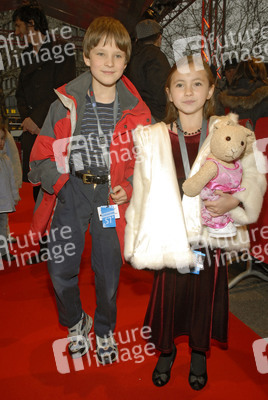 Chris O'Neill, Rhiannon Leigh Wryn