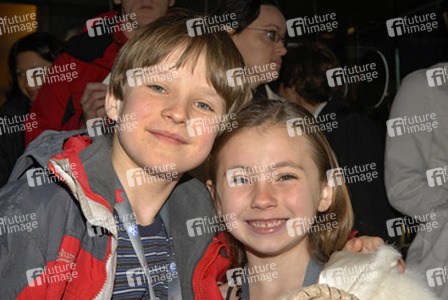 Chris O'Neill, Rhiannon Leigh Wryn