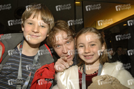 Chris O'Neill, Timothy Hutton, Rhiannon Wryn