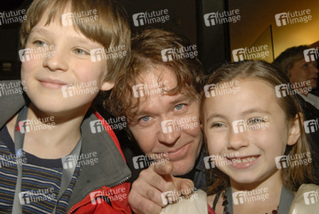 Chris O'Neill, Timothy Hutton, Rhiannon Leigh Wryn