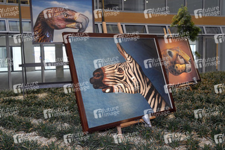 Fotos von Bodypaintings von Händen vor Hintergrund