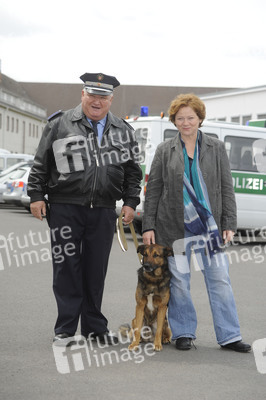 Horst Krause mit Polizeihund Haduck, Imogen Kogge