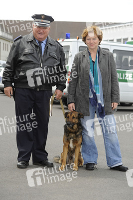 Horst Krause mit Polizeihund Haduck, Imogen Kogge