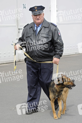 Horst Krause mit Polizeihund Haduck