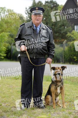 Horst Krause mit Polizeihund Haduck