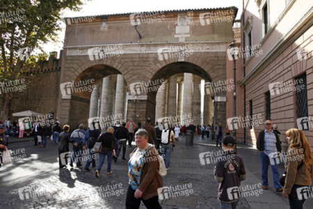 Seitenportal zum Piazza San Pietro / Petersplatz