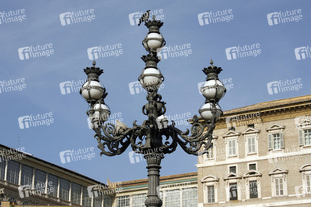 Lampe auf dem Piazza San Pietro / Petersplatz