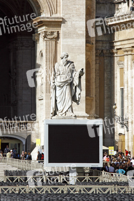Statue auf dem Piazza San Pietro / Petersplatz