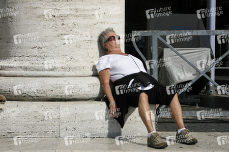 Erschöpfter Tourist am Piazza San Pietro / Petersplatz