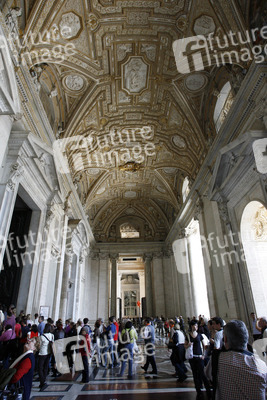 Eingang der San Pietro in Vaticano / Peterskirche / Petersdom