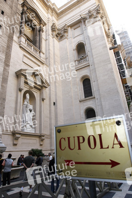 Hof der San Pietro in Vaticano / Peterskirche / Petersdom