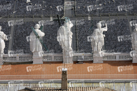 Statuen auf dem Dach der San Pietro in Vaticano / Peterskirche / Petersdom