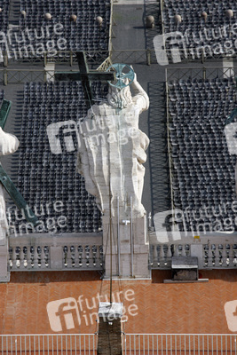 Statue auf dem Dach der San Pietro in Vaticano / Peterskirche / Petersdom