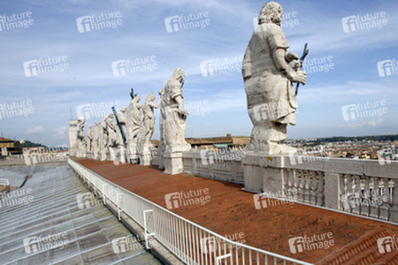 Statuen auf dem Dach der San Pietro in Vaticano / Peterskirche / Petersdom