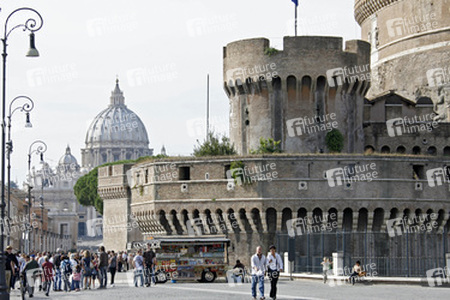 Castel Sant'Angelo / Engelsburg (in Hintergrund Peterskirche)