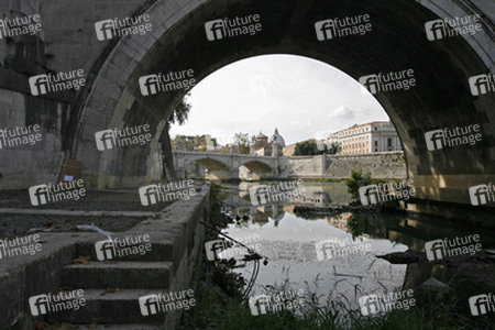 Blick durch die Ponte Sant'Angelo / Engelsbrücke auf die Ponte Vittorio Emanuele II