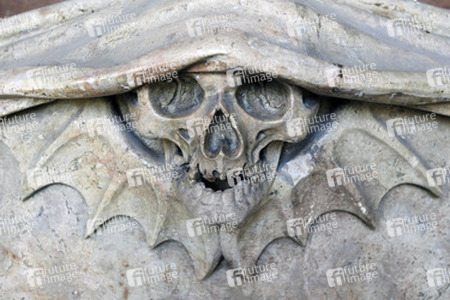 Totenschädel an Grabstätte