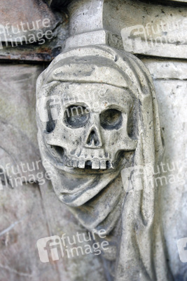 Totenschädel an Grabstätte