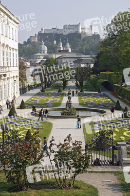 Blick über den Garten auf die Festung Hohensalzburg
