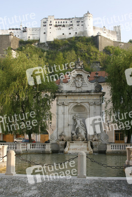 Neptunbrunnen und Festung Hohensalzburg