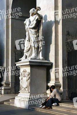 Figur des Heiligen Petrus am Portal des Doms