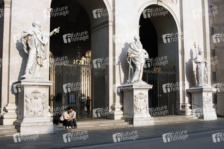 Figuren vom Heiligen Petrus, vom Heiligen Paulus und vom Heiligen Rupert am Portal des Doms