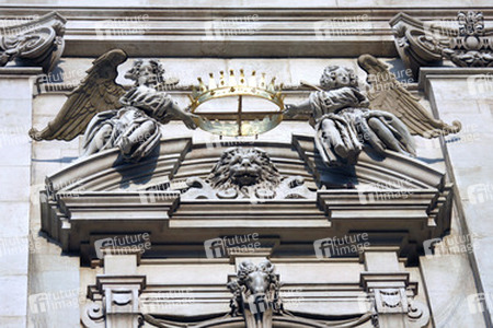 Engel mit Krone am Portal des Doms