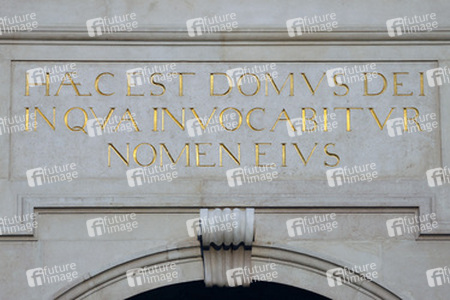 Inschrift am Portal des Doms